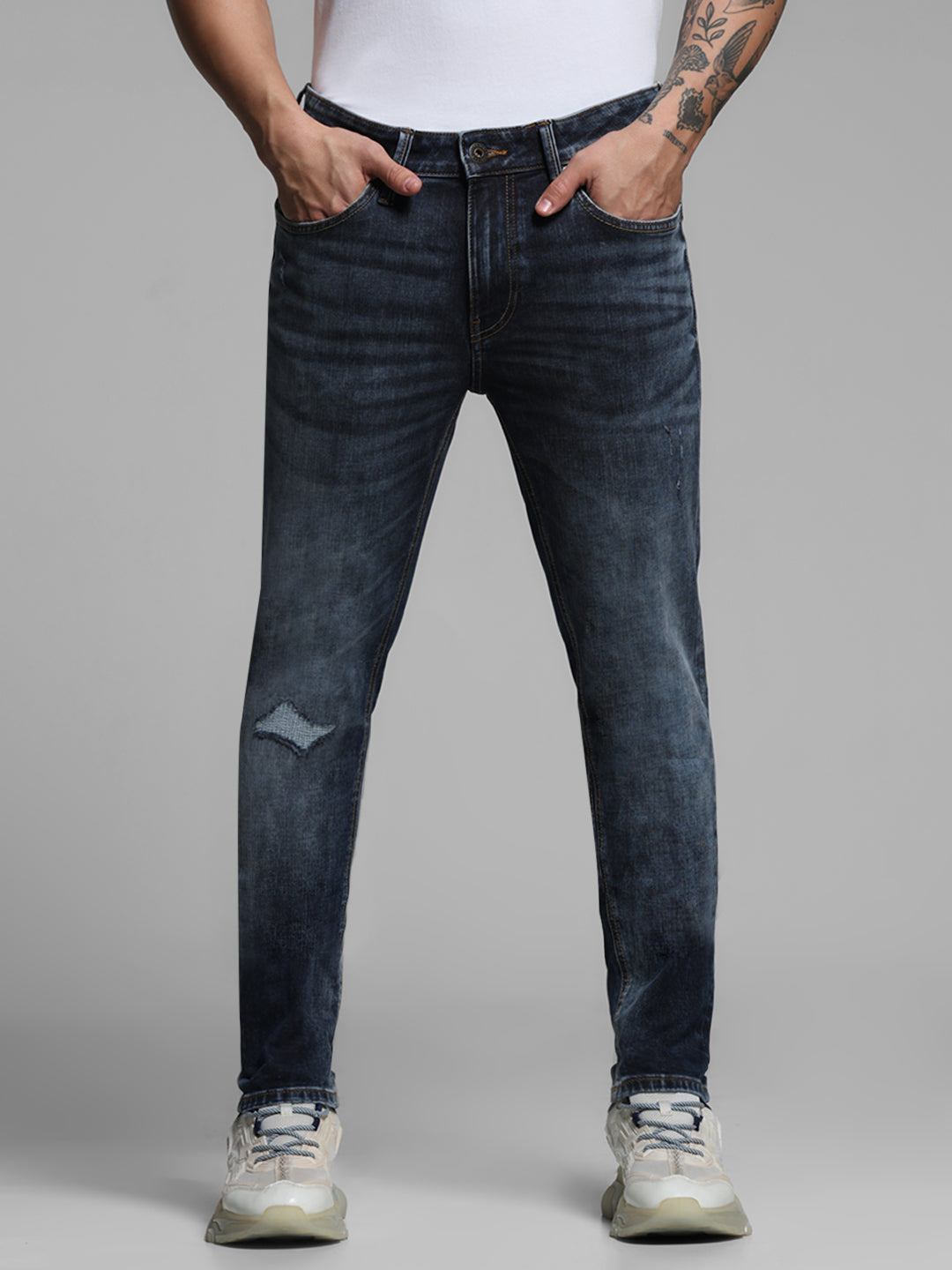 Distressed Low Rise Skinny Fit Jeans