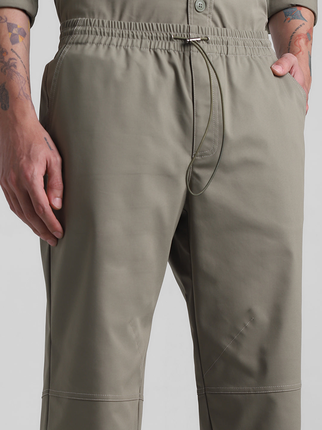 Men Olive Loose Fit Cargo Pants With Drawcord Hem