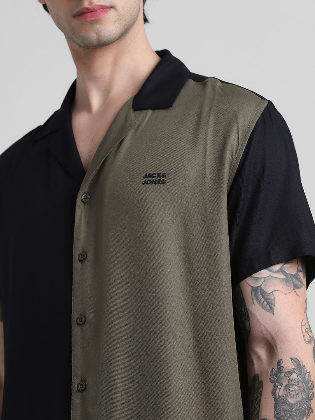 Green Colourblocked Short Sleeves Shirt