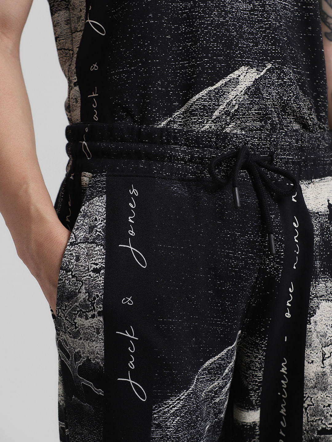 Black Mid Rise Abstract Print Shorts
