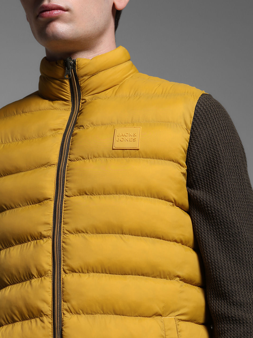 GREEN SLEEVELESS PUFFER JACKET