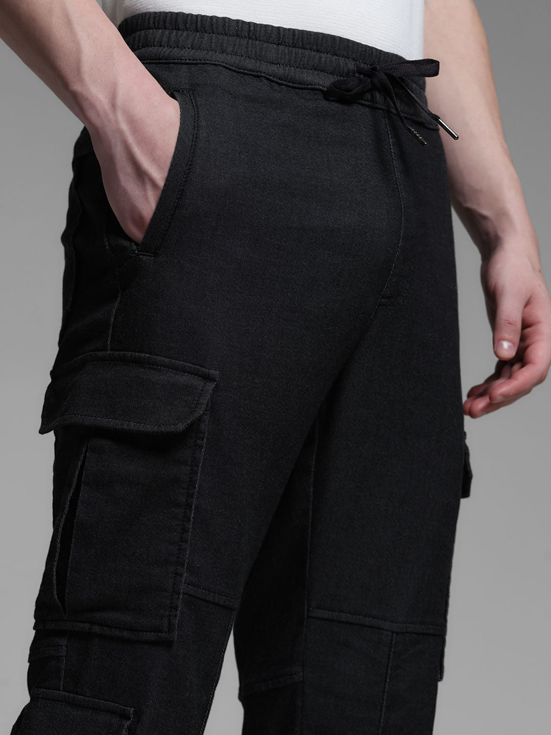 BLACK ANTI FIT CARGOS