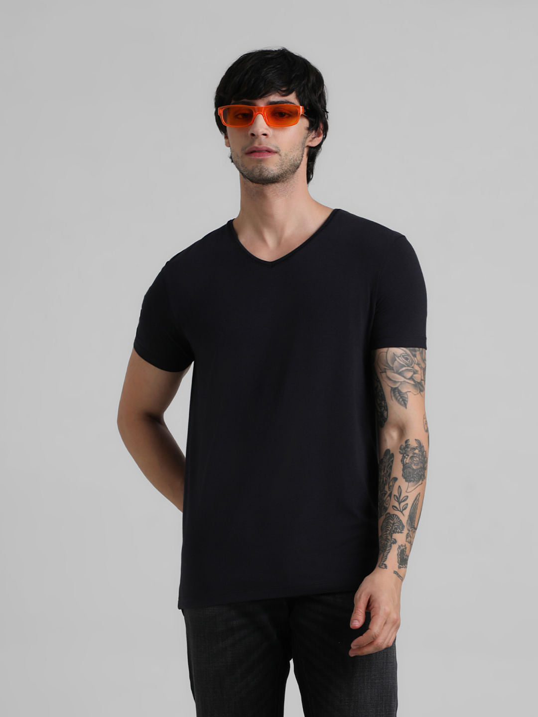 Black Solid V-Neck T-shirt - S