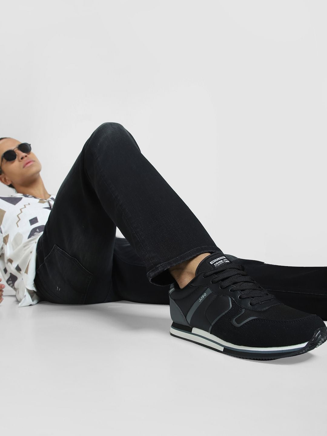Black Thread Detail Sneakers - 6