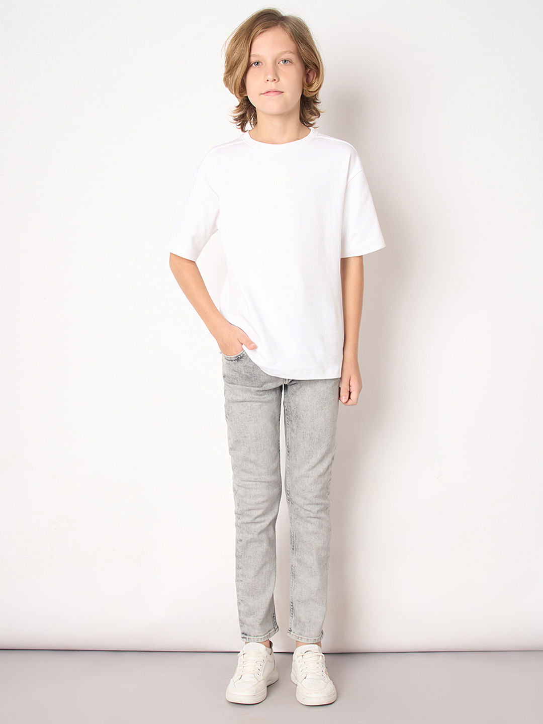 Boys Light Grey Mid Rise Straight Fit Jeans