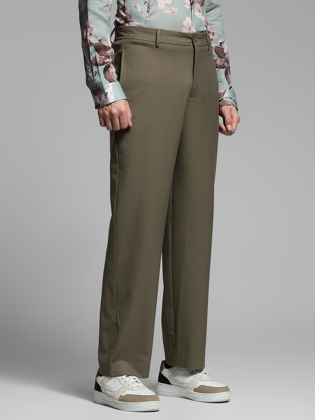 Men's Brown Solid Loose Fit Chinos With Button & Zip Fly
