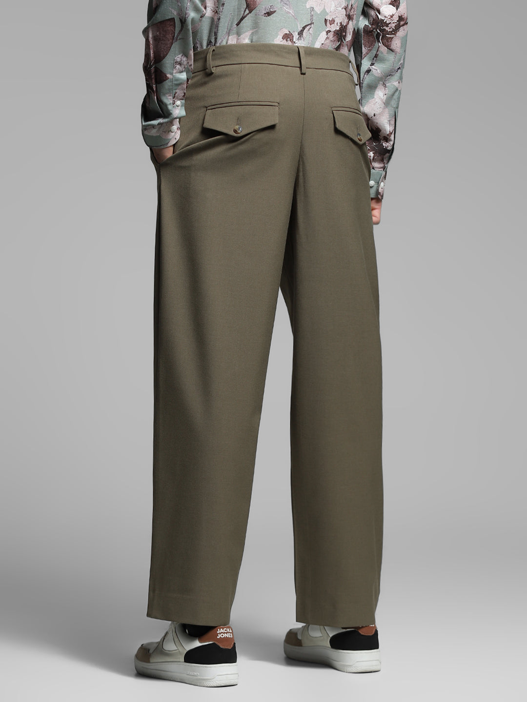 Men's Brown Solid Loose Fit Chinos With Button & Zip Fly