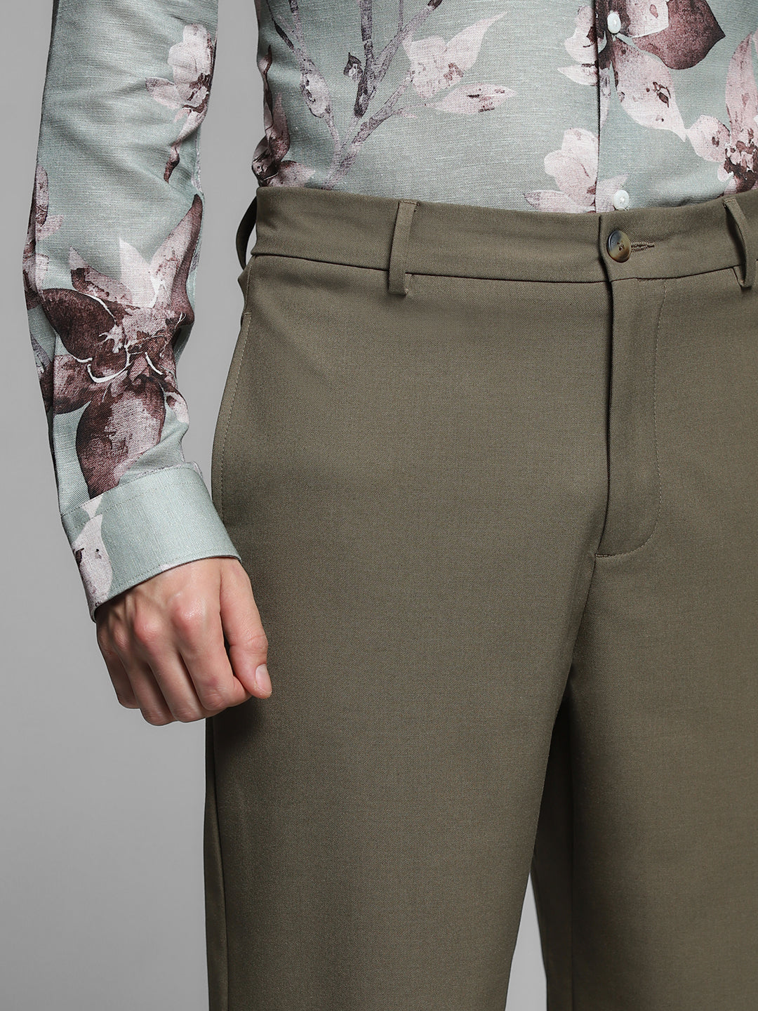 Men's Brown Solid Loose Fit Chinos With Button & Zip Fly