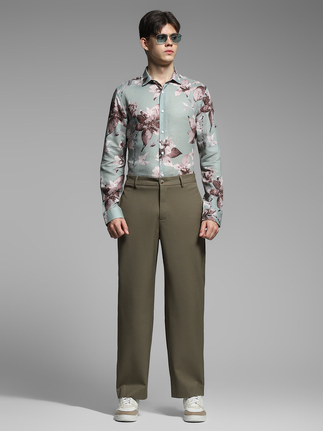 Men's Brown Solid Loose Fit Chinos With Button & Zip Fly